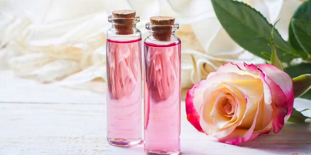 Flacon d'eau de rose tunisienne utilisée pour les soins de beauté