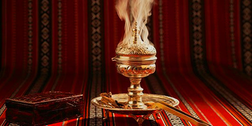 Encens bukhoor tunisien diffusant une agréable fragrance dans les maisons