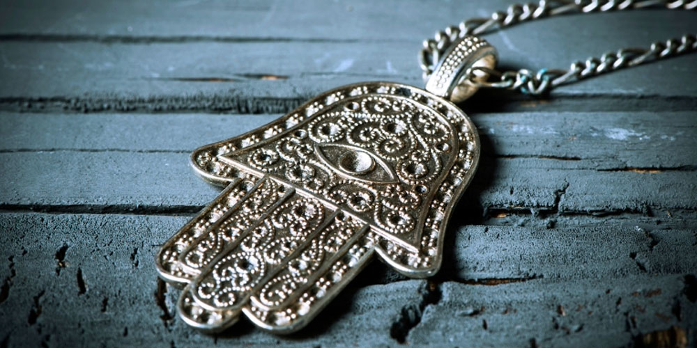 Main de Fatma, symbole de protection et porte-bonheur, en pendentif