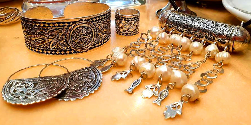 Bijoux en argent tunisiens avec des motifs berbères