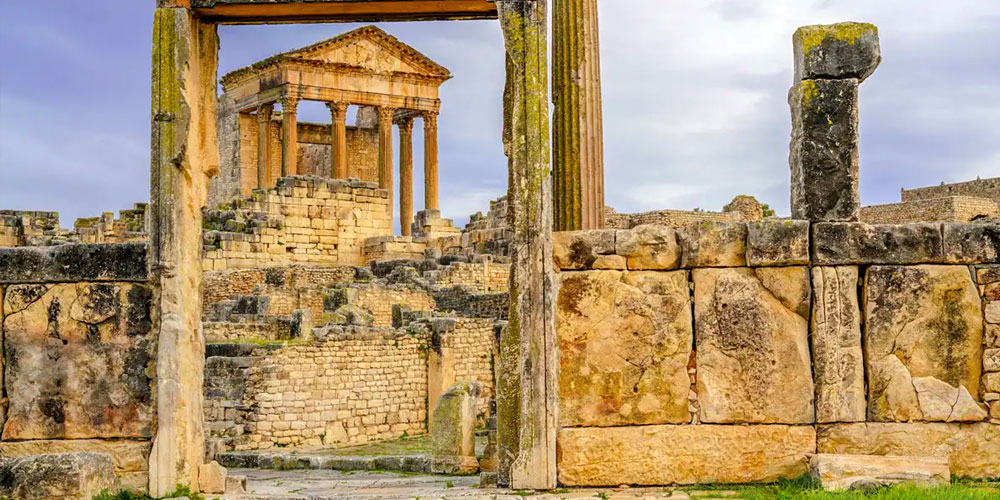 Site archéologique de Dougga en automne, Tunisie