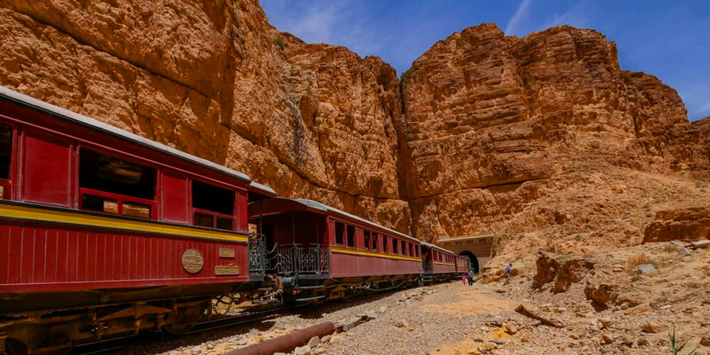 Train du Lézard Rouge traversant les Gorges de Selja, Tunisie