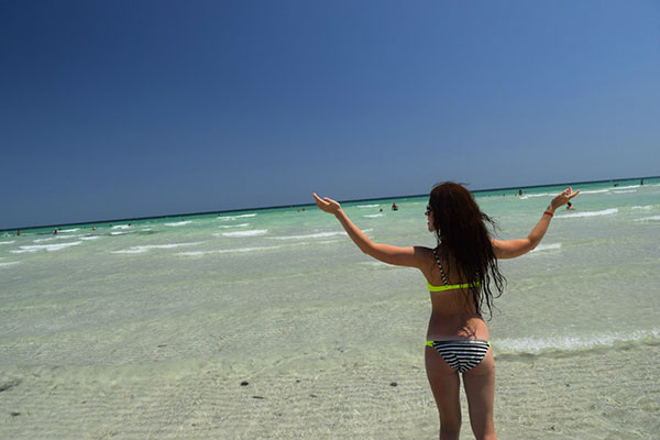 Le bonheur d'une jeune Russe en vacances Ã  Djerba