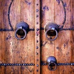 Le secret de la 'Dakdeka' des portes traditionnelles tunisiennes