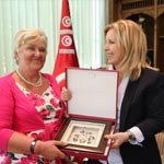 En photos : Avec ses 134 visites en Tunisie, Jane Scott est honorée par la ministre du Tourisme  