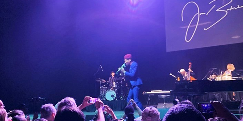 Le Jazzman Jon Baptiste porte la chéchia tunisienne sur scène à Washington