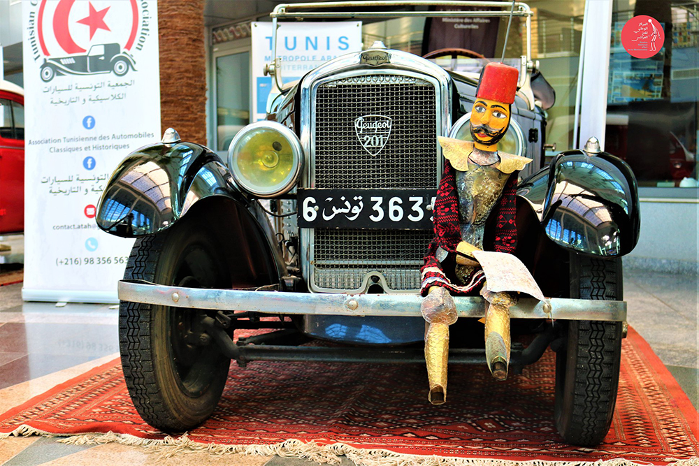 En Photos : Marionnettes avec des voitures et scooters classiques à la cité de culture