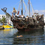 Un navire de 22 Tonnes traîné par un Tunisien Nejib Belhedi Ã  la Nage