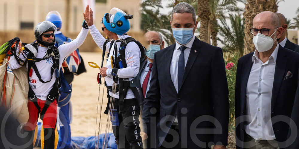 وزير السياحة يواكب فعاليات تظاهرة القفز بالمظلات في توزر