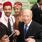 Béji Caid Essebsi se prend en selfie pour l'Artisanat Tunisien
